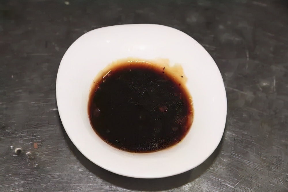 石锅鱼的家常做法(特殊的秘制酱)
