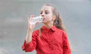 食品级塑料水杯可以装开水吗 食品级塑料水杯能装开水吗