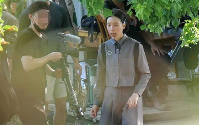 小S女儿拍戏太卖力 穿短裙脏池子里打滚超敬业