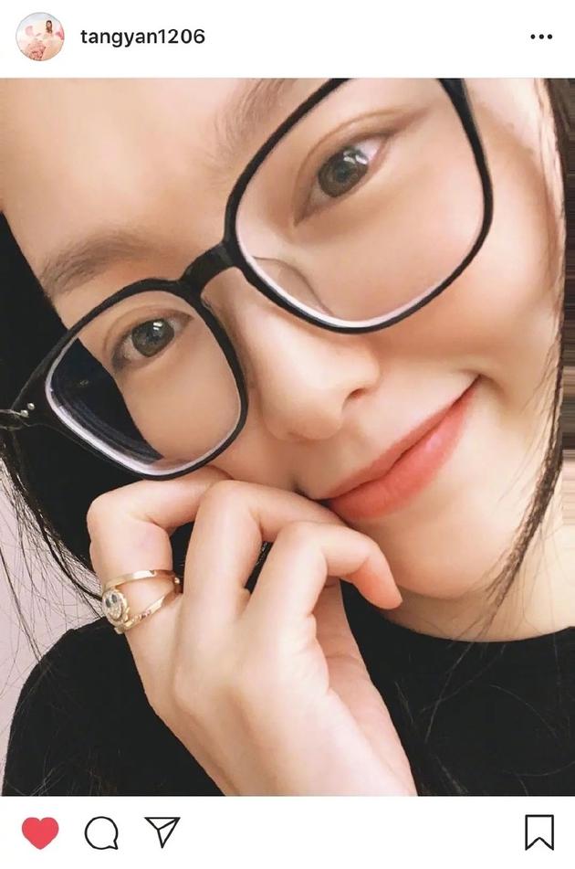 生娃后更美了！唐嫣复工后首晒自拍状态超好