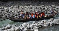 湖北神农溪应游客要求恢复裸体拉纤
