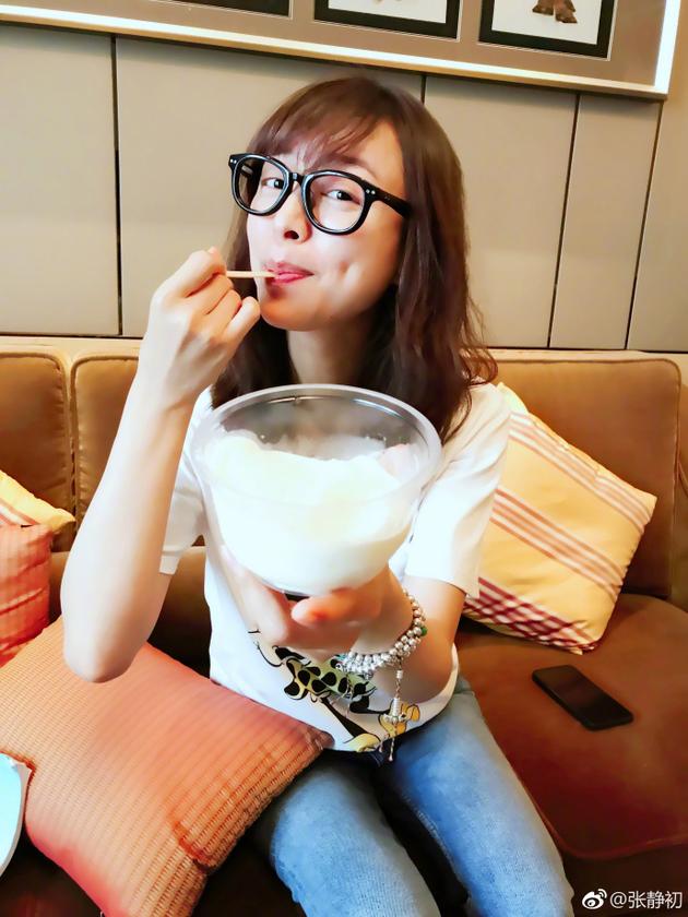 张静初吃雪糕表情俏皮 戴框架眼镜甜美似高中生