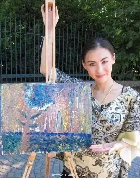 张柏芝素颜逛市场采购蔬菜堆满一地 家里佣人切菜