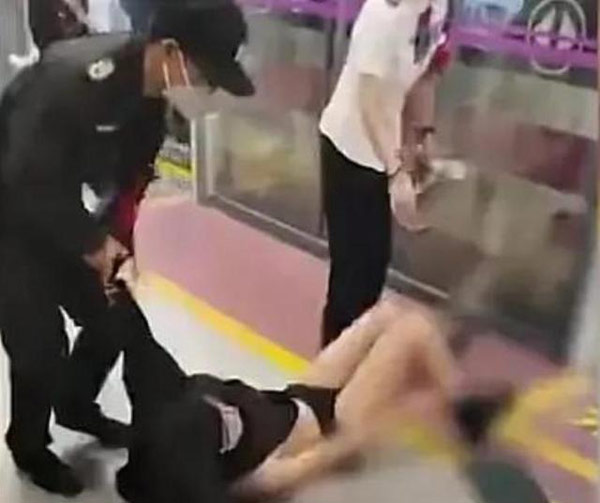 西安地铁保安女子原视频不打码(西安地铁保安女子)