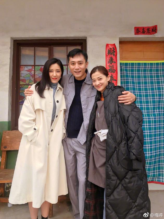 梅婷刘烨曾黎老同学亲密合影 开心直呼进组像开学