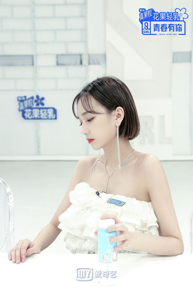 何美延《青春有你2》初舞台甜酷来袭，未来表现引期待
