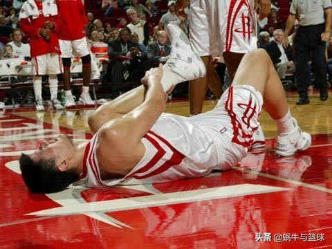 姚明为什么在nba混不下去(姚明在NBA打了8年，巅峰时不输任何内线，为何没有进过一阵？)