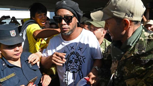罗纳尔迪尼奥怎么废的(深度分析：从世界冠军到锒铛入狱，小罗是怎么把自己玩废的?)
