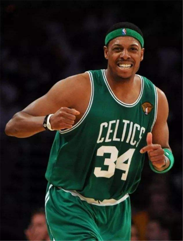 nba手上为什么带腕环(NBA球员为什么会在手腕佩戴手环，打球中佩戴有什么帮助？)