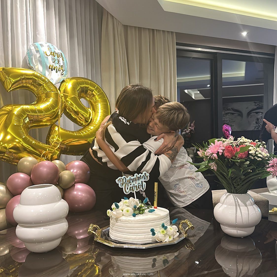 孩子母亲迎来29岁生日,内马尔与儿子一起