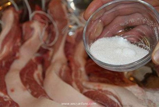 腌腊肉时,记住这个加盐比例!做出的腊肉透明金黄、不发霉