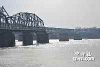 桥面被美军所炸断,现在只剩下桥墩 (中评社记者摄)