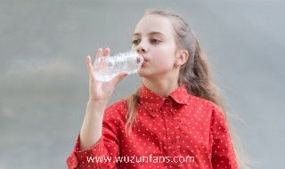 孩子被批评了如何引导 如何安抚被批评的孩子