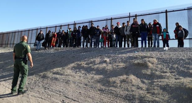 美国边境高温导致移民死亡激增，揭示“世界上最致命的陆地移民路线”