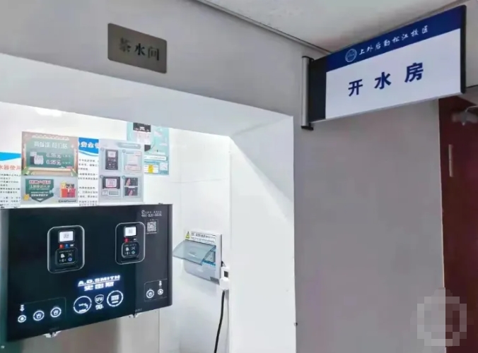 上海高校直饮水价格引争议：学生反应温和，运营公司报警处理