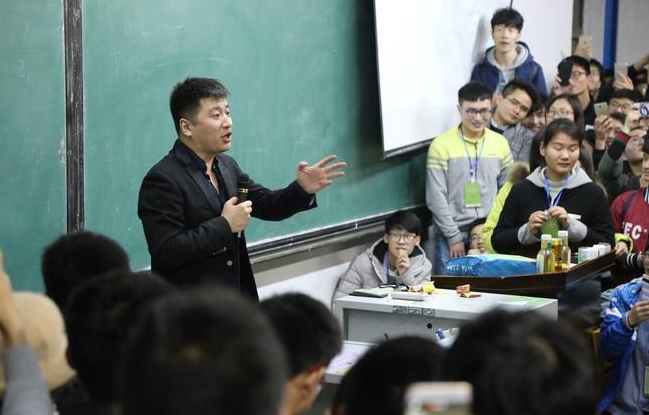 张雪峰公司：用行动传递温暖，共享冬日关爱
